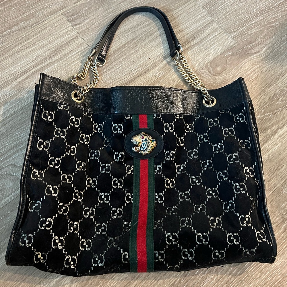 Used Gucci Purse, lots of wear on the inside
